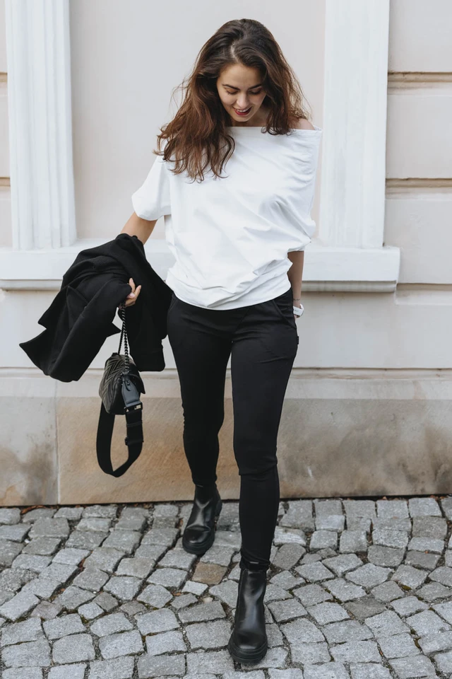 Káťa má na sobě při své výšce 170 cm velikost XS/S.