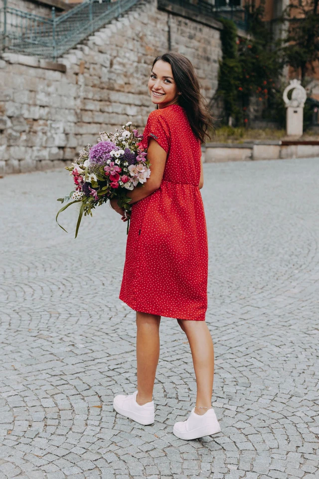 Kačka má na sobě při svojí výšce 170 cm velikost XS.