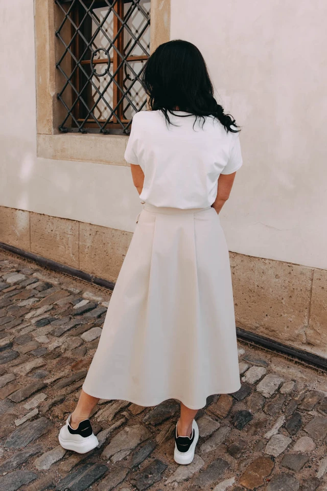 Monča má na sobě při své výšce 160 cm velikost XS.