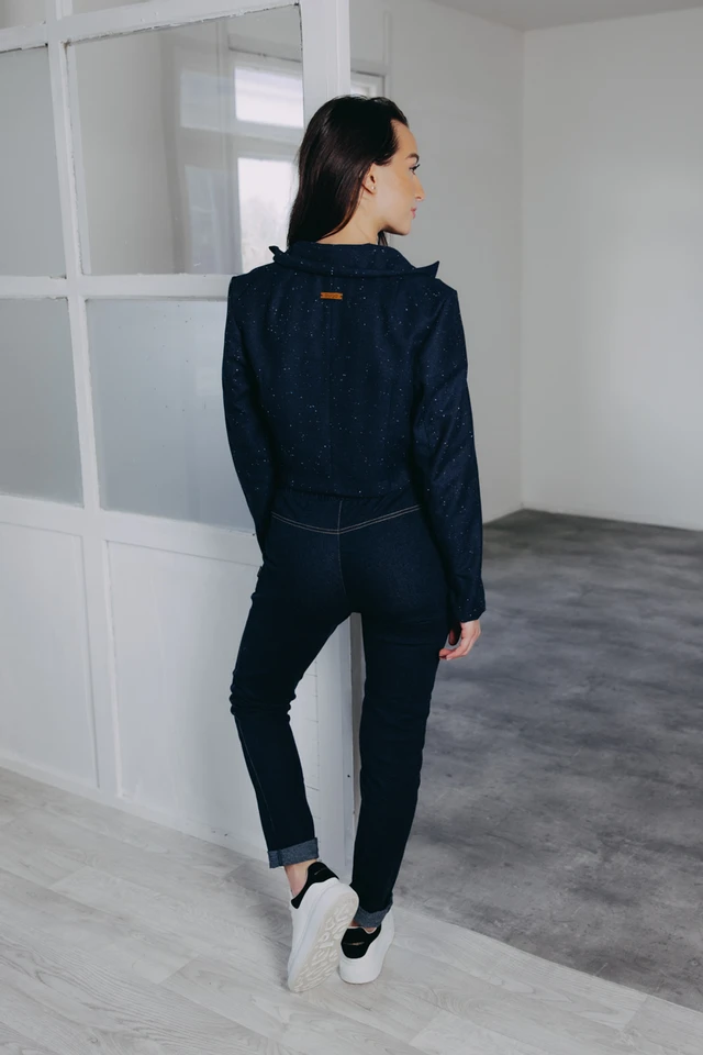 Kačka má na sobě při své výšce 170 cm velikost XS.