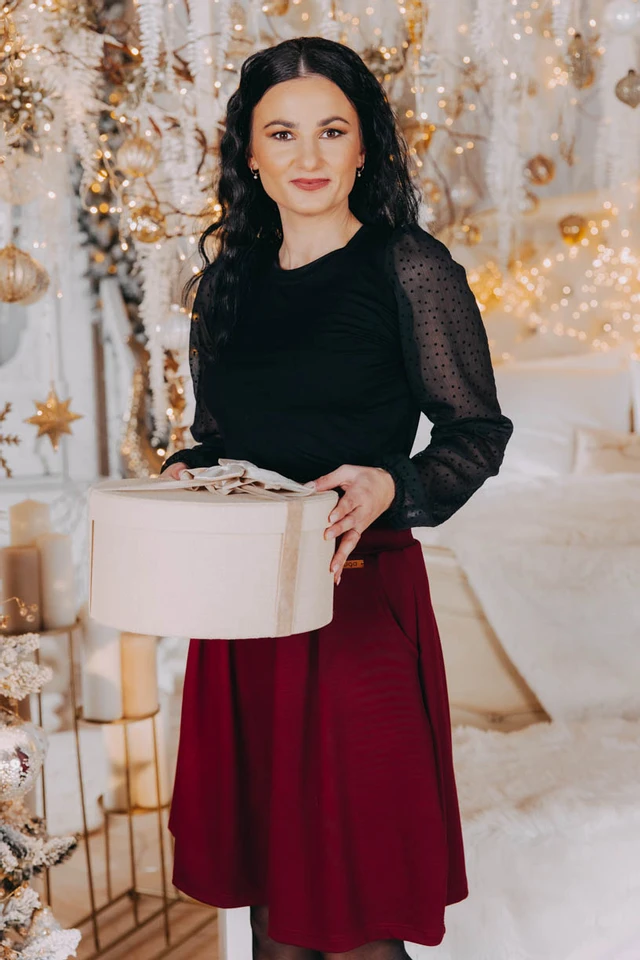 Monča má na sobě při své výšce 160 cm velikost XS.
