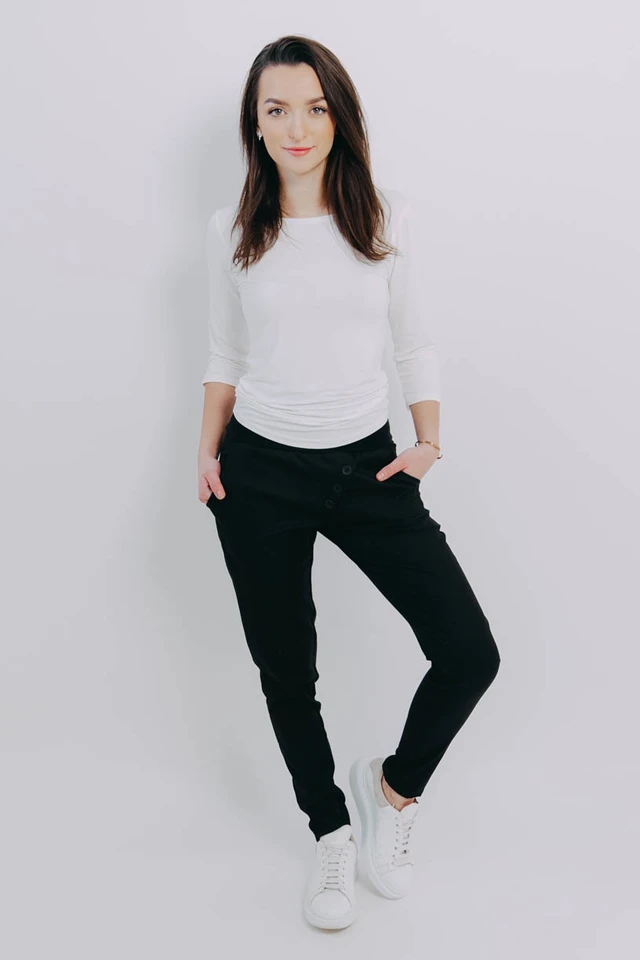 Kačka má na sobě při své výšce 170 cm velikost XS.