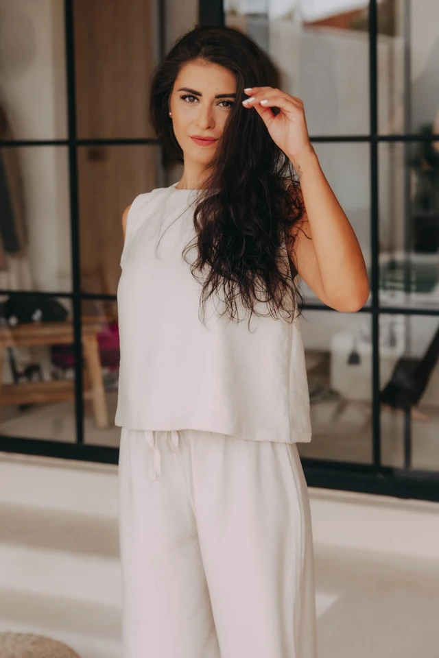 Verča má na sobě při své výšce 164 cm velikost XS.