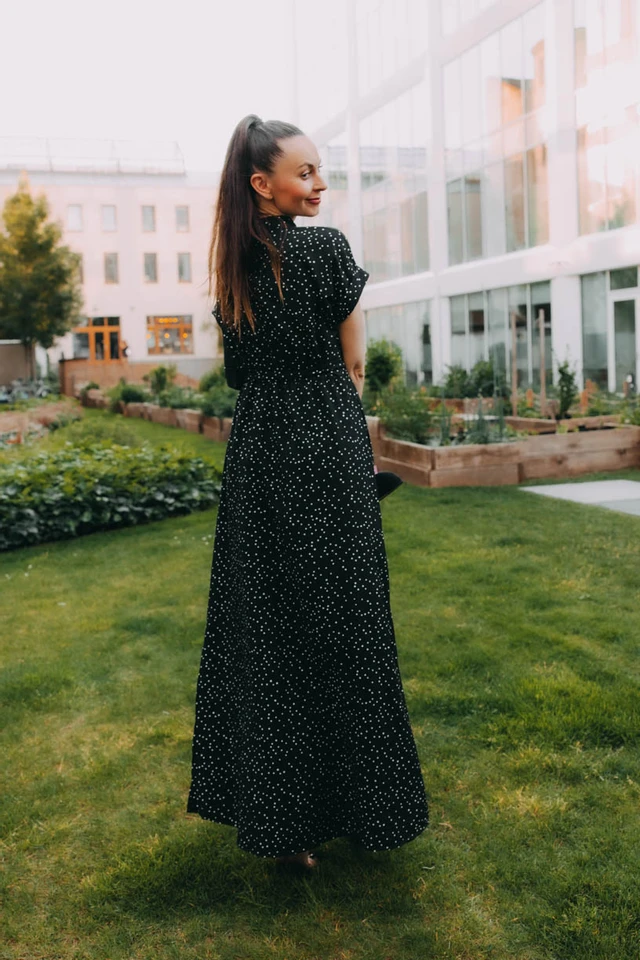 Ivana má na sobě při své výšce 178 cm velikost XS.