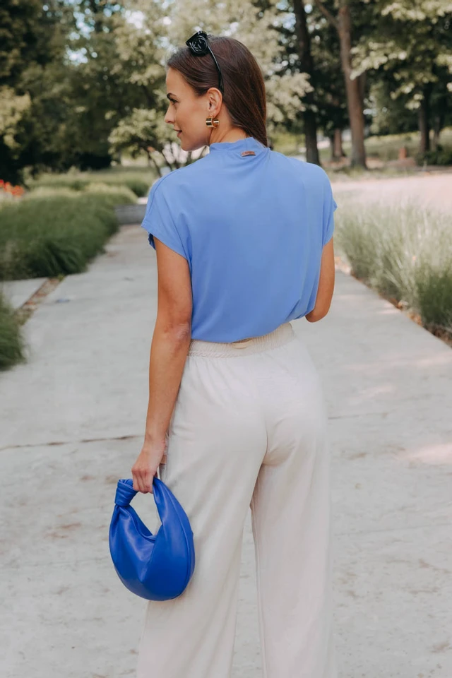 Zuzka má na sobě při své výšce 168 cm velikost XS.