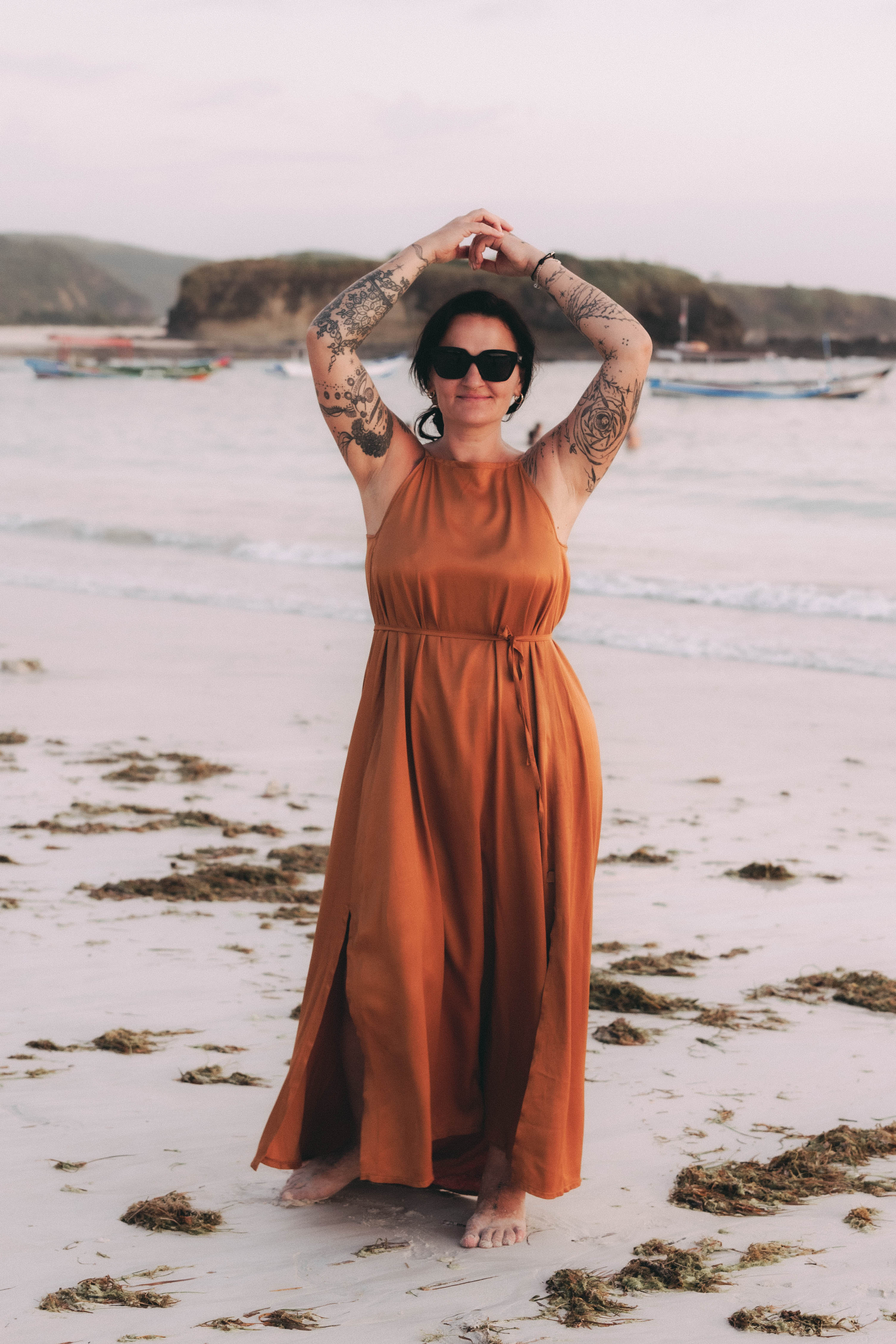 Šaty Ishani Silky Eco Camel